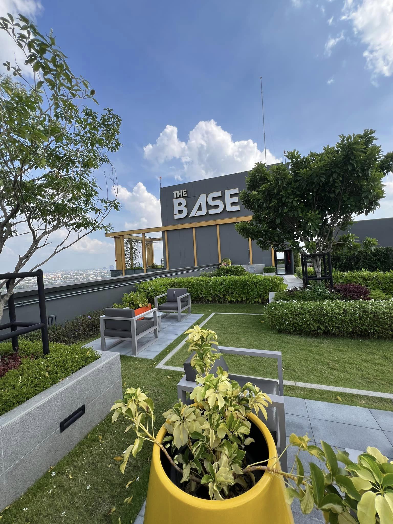 The Base เพชรบุรี-ทองหล่อ