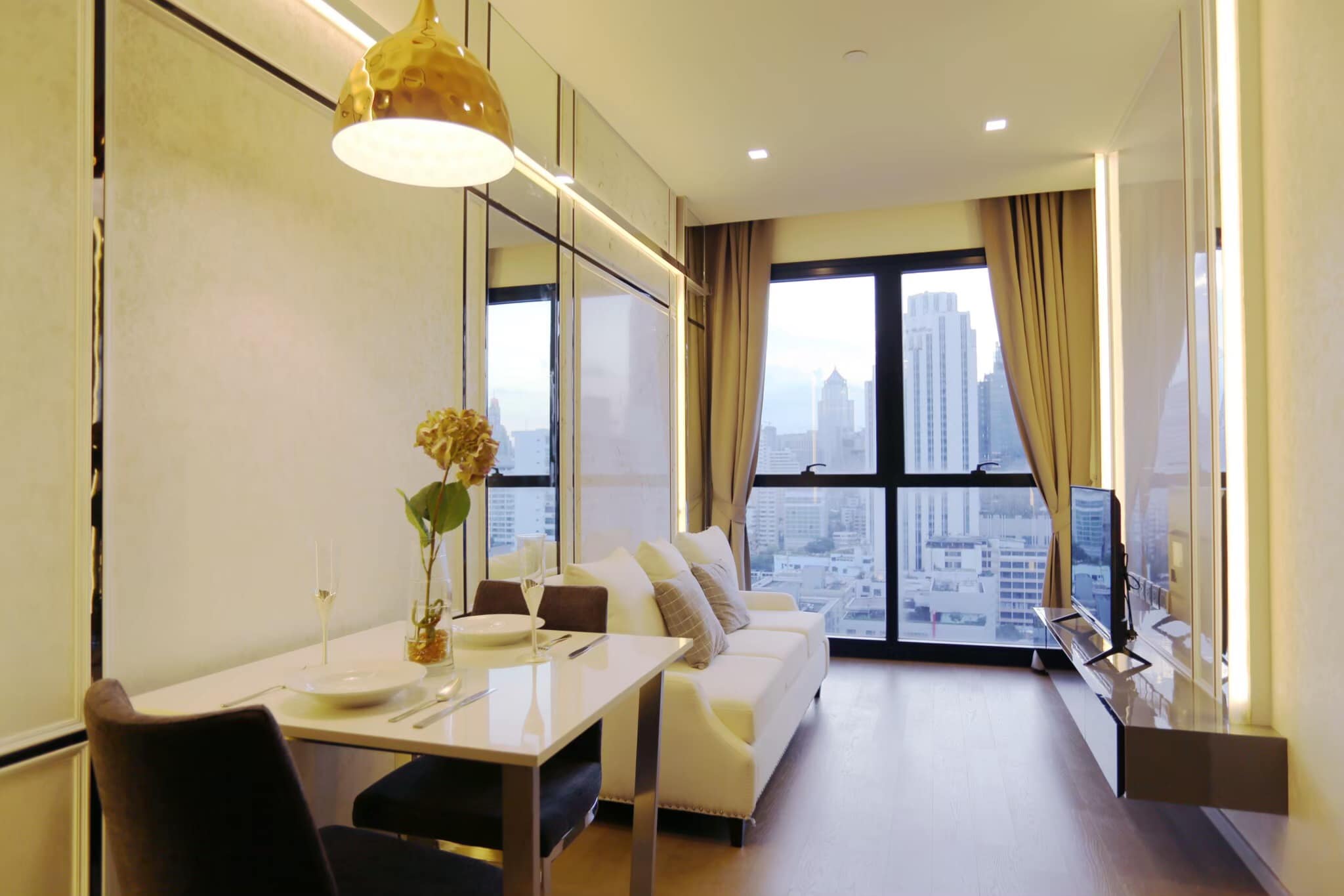 Ashton Asoke photo 4